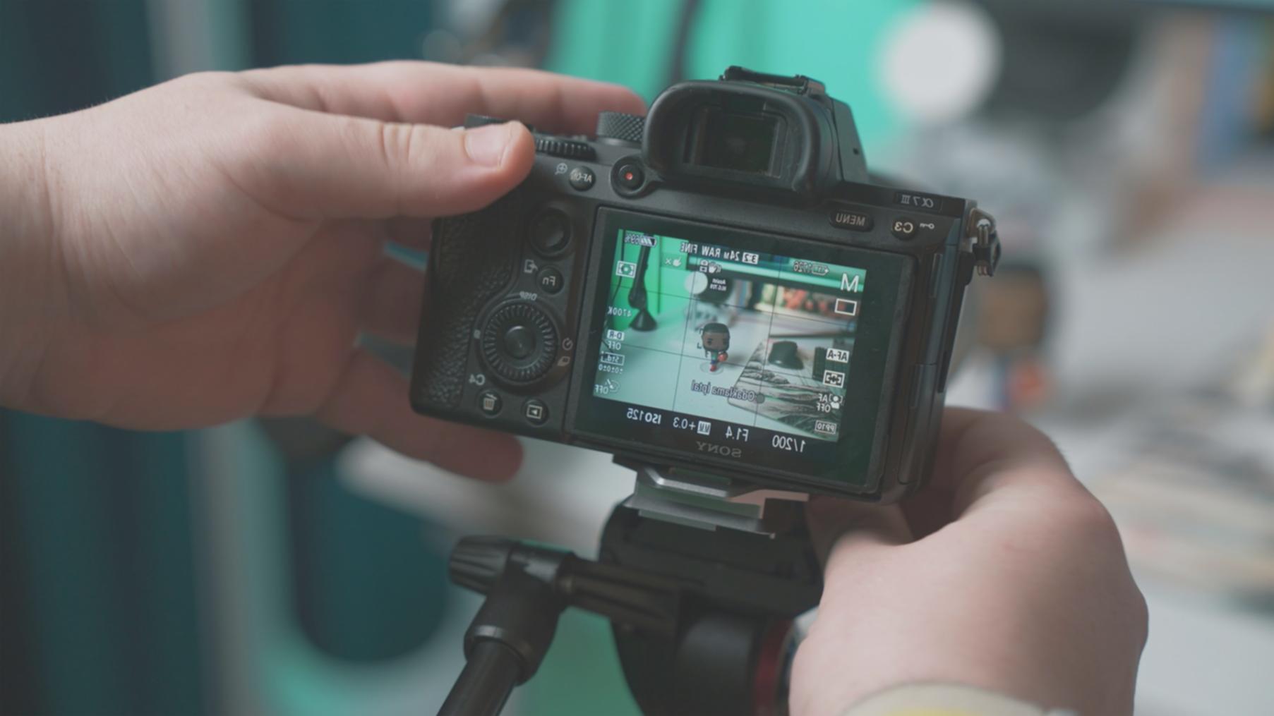 Estudiante de fotografía analizando imágenes durante una sesión de aprendizaje cognitivo